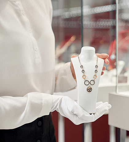 juwelier-berlin-beratung-kette-haende-handschuhe