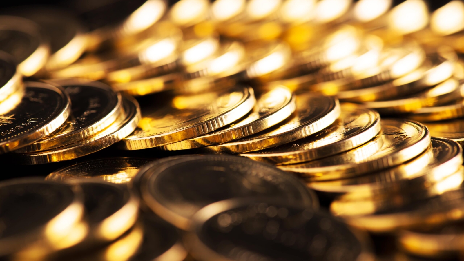 viele-goldmuenzen-eines-muenzhaendlers-auf-einem-haufen