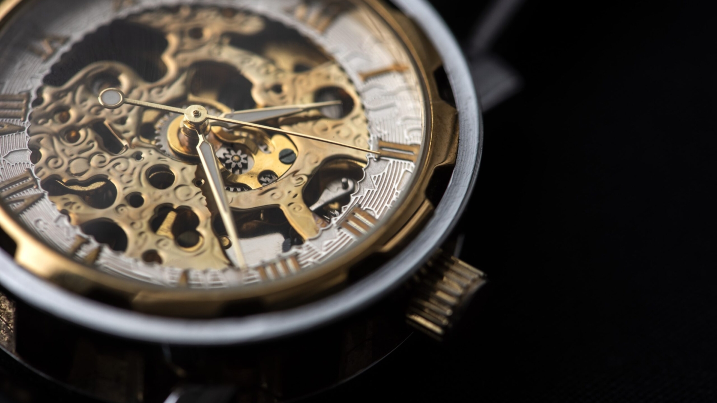 alte-uhren-verkaufen-hauptstadtgold-uhr-dunkel-golden-ziffern