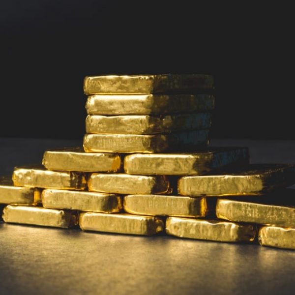 scheideanstaltberlin-goldbarren-endprodukt-tisch-schwarz