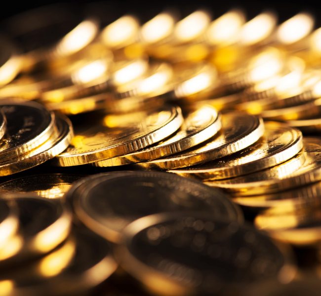 viele-goldmuenzen-eines-muenzhaendlers-auf-einem-haufen